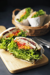 サンドイッチ　Sandwich with chicken and lettuce
