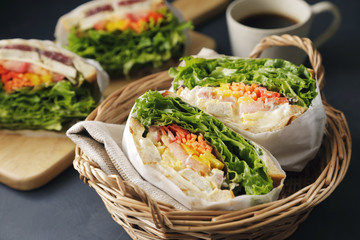 サンドイッチ　Sandwich with chicken and lettuce
