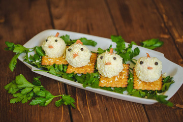 Детский веселый завтрак в виде цыплят