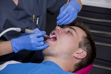 Obraz na płótnie Canvas Young man at the dentist, to perform a dental implant