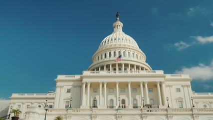 Obraz premium Low angle: The majestic capitol building in Washington, DC.
