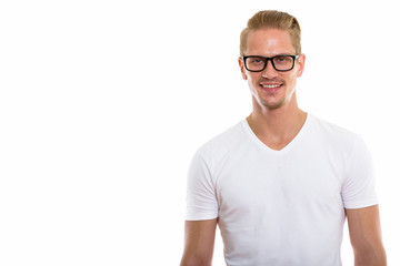 Obraz premium Studio shot of happy young handsome man smiling while wearing ey
