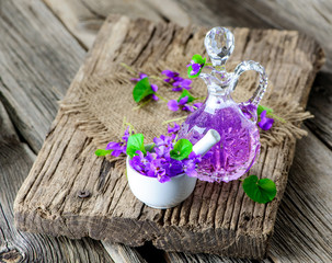 Produkte aus Veilchen - Viola; Duftveilchen; Blüten; Kräuter; Naturheilkunde; Medizin;...