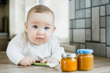 baby with blue eyes crawling, first solid foods pumpkin puree