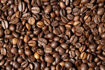 Ganze Kaffeebohnen. Frische braune geröstete Kaffee-Bohnen als Textur oder Hintergrund. Nahaufnahme