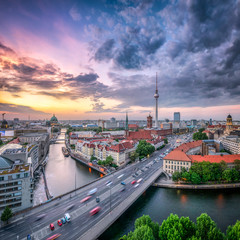 Obraz premium Dramatyczny zachód słońca nad panoramą Berlina z Fernsehturm i Nikolaiviertel