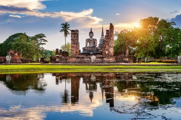 Buddha-Statue und Wat Mahathat-Tempel im Bezirk Sukhothai Historical Park, Wat Mahathat-Tempel ist UNESCO-Weltkulturerbe, Thailand.