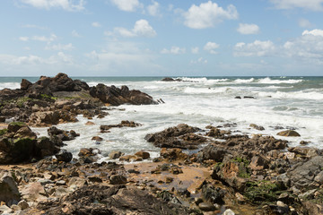 Fototapeta na wymiar waves breaking on the Atlantic coast of Porto