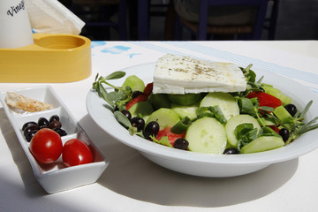 Griechischer Salat mit Schafkäse auf Teller, Insel Kreta, Griechenland, Europa