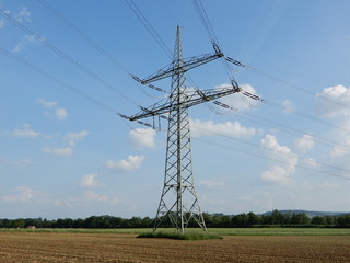 Strommast mit Überlandleitung