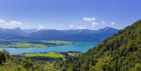 Fototapeta na wymiar Panoramablick vom Schafberg auf den Wolfgangsee 