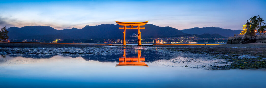Das rote Tor (Torii) des Itsukushima Schreins in Miyajima, Japan