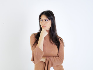 Mujer pensando y decidiendo