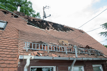 Eigenheim Dachschaden abgedekcte Dachziegel Sturm unwetter brand feuer