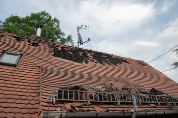 haus Dach Dachziegel abgedeckt abgedeckt Sturmschaden brandschaden