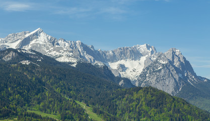 Fototapeta na wymiar Alpen Panorama von Garmisch-Partenkirchen Bayern Deutschland