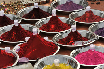 Farbpulver, eingefärbtes Hennapulver, Orchha, Madhya Pradesh, Nordindien, Indien, Asien