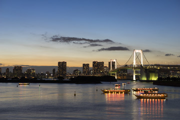 Fototapeta premium お台場海浜公園からの夜景 屋形船とレインボーブリッジの光