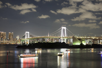 Obraz premium お台場海浜公園からの夜景 屋形船とレインボーブリッジの光