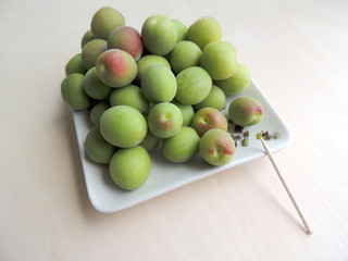 青梅のヘタ取り