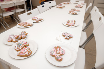 Decorating gingerbreads with colored glaze, master class for coloring cookies