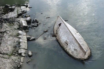 wreck in Tiber river