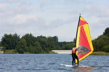 Belgique Wallonie Butgenbach Fagnes lac sports nautiques planche voile bateau voilier stage...