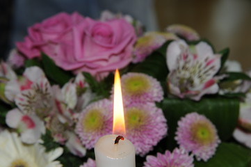 Blumen und Kerze