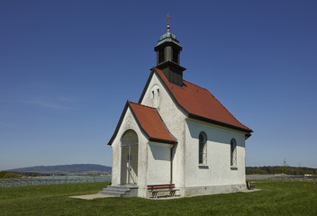 Fototapeta premium Haldenberg Kapelle bei Ailingen vor blauem Himmel