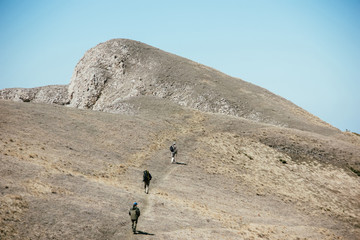 Obraz na płótnie Canvas Travelers climb to the top of the Caucasian mountains, Thach