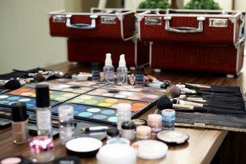 Obraz na płótnie Canvas A set of various shadows, brushes and cosmetics for makeup close-up.