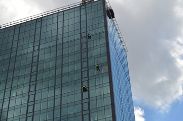 Skyscraper washer at high altitude