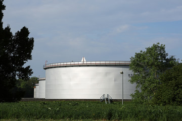 Silos einer Raffinierie