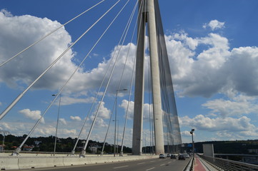Suspension bridge with high pillon and cables