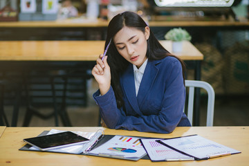  Young business woman is stressed.