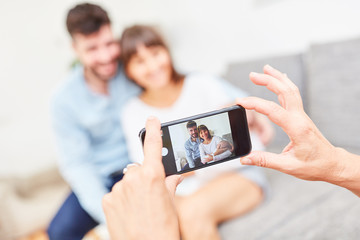 Schnappschuss von glücklichen Eltern und Baby