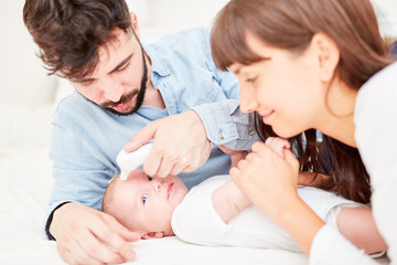 Obraz na płótnie Canvas Eltern messen Temperatur bei ihrem Baby