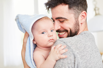 Vater umarmt glücklich sein Baby