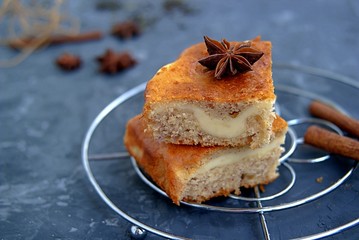 Sliced banana cake with a layer of cream cheese and cinnamon