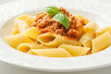 Piatto di penne rigate alla bolognese