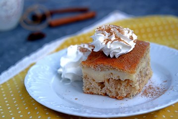 Banana cake with a layer of cream cheese. Served with a toppings of whipped cream sprinkled with cinnamon.