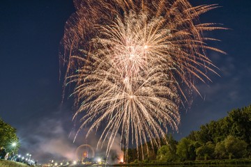 Feuerwerk der Maidult mit Riesenrad in Regensburg, Deutschland
