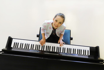 Siebenjähriges Mädchen spielt Klavier