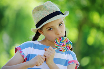 Siebenjähriges Mädchen nascht einen Lolli