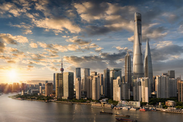 Coucher de soleil sur la métropole chinoise de Shanghai sur la rivière Huangpu