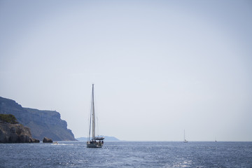Fototapeta premium velero en la costa azul