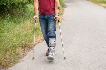 Laufübungen mit Krücken und einer Orthese am Unterschenkel
