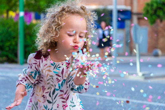 soplando confeti