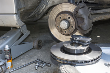 Intervention mécanique sur véhicule automobile, changement disque avant. 