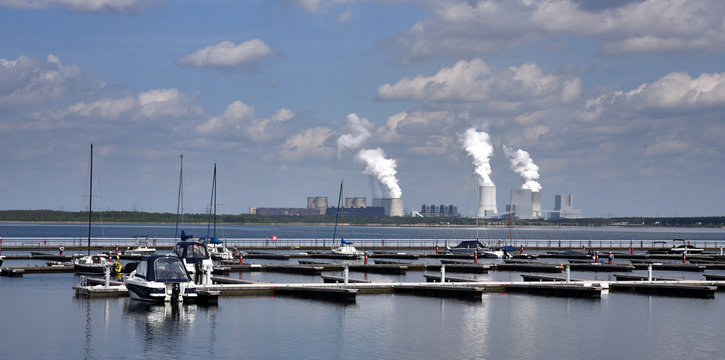 Bootsanleger am Bärwalder See mit Kraftwerk im Hintergrund